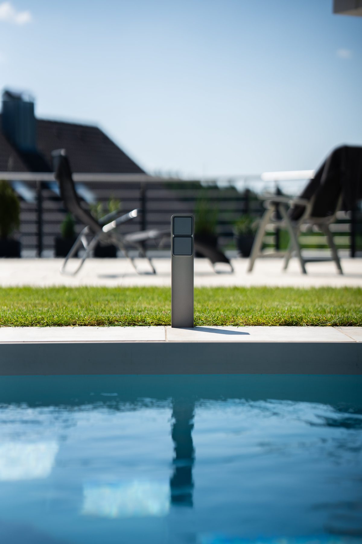MG-Elektro Außensteckdosensäule in sandgestrahltem Edelstahl am Pool